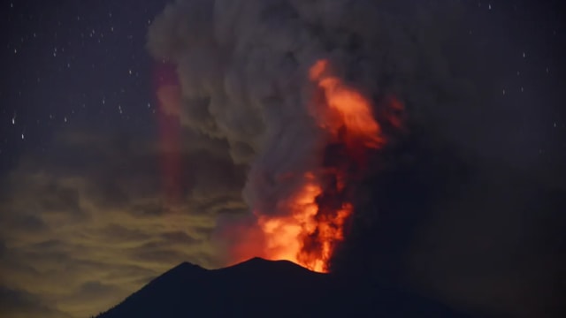 印尼火山喷发 至少十人死亡