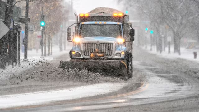冬季暴风雪袭击美国中西部 东北部下周或迎暴雪