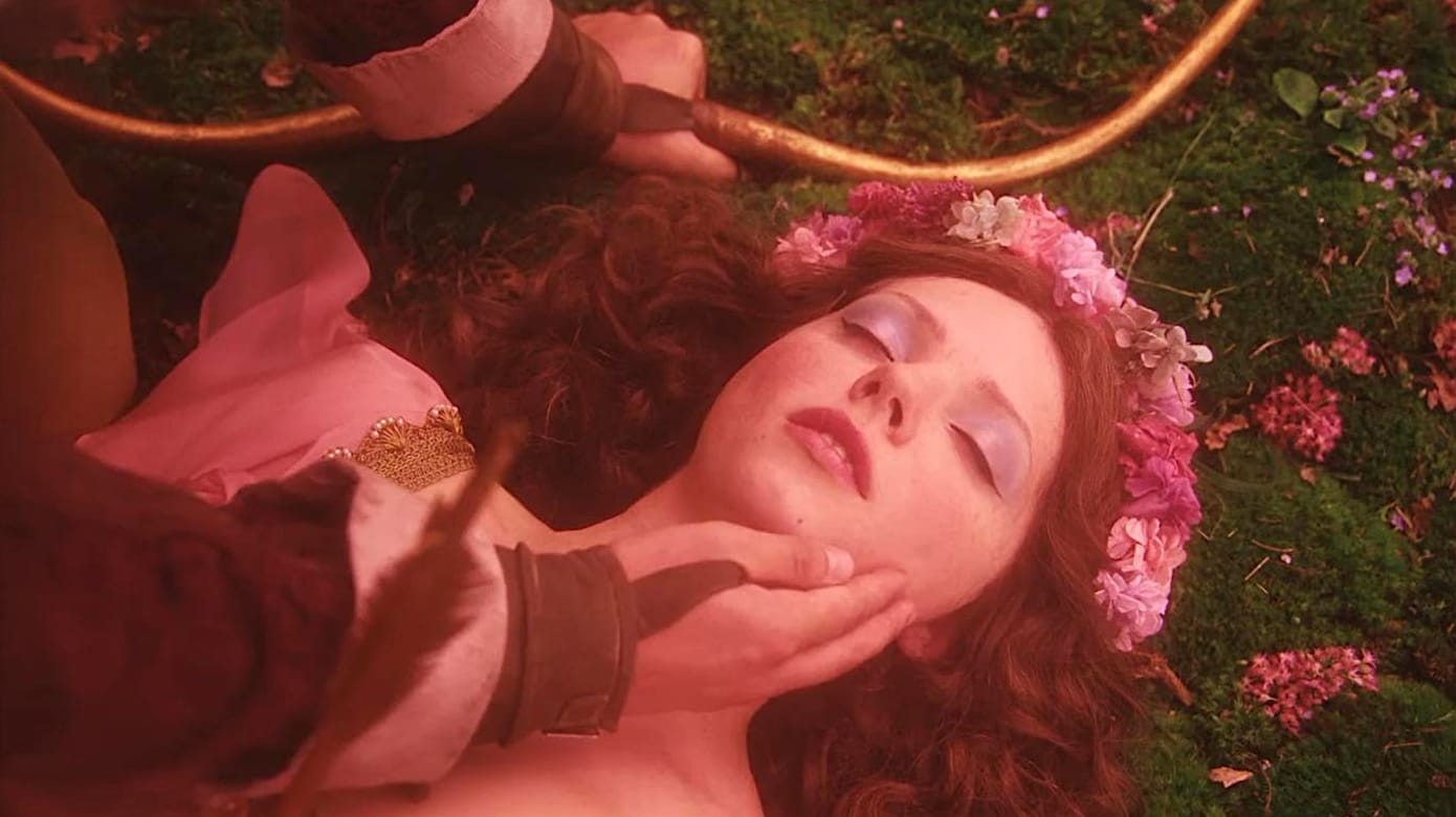 满城三带黄金甲】“The Ugly Stepsister”：暗黑版一朝变凤凰- vibes by 8world