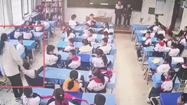 中国小男生踩脏教室地板 被老师当众扇20个耳光