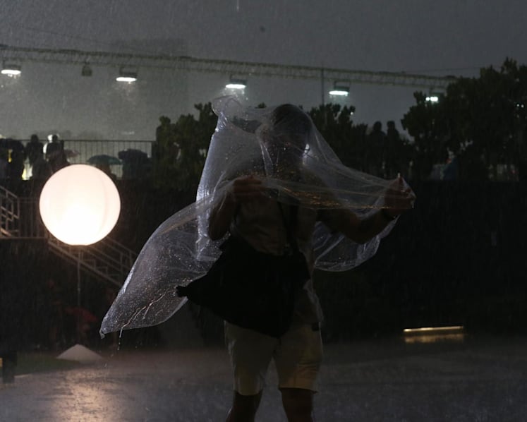 Singapore F1 night race 2022: Wet weather brings thrills and spills, fails to dampen fans' spirits