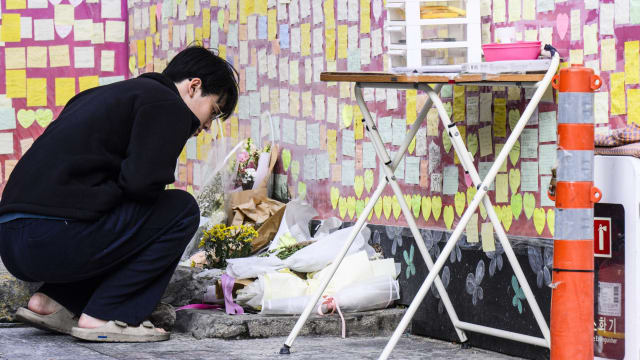 梨泰院踩踏事故一周年 首尔各地举行追悼大会