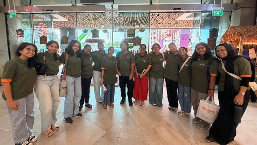 தீபாவளிக்குப் புத்தாடை வாங்க மூத்தோருக்கு உதவிய இளையர்கள்