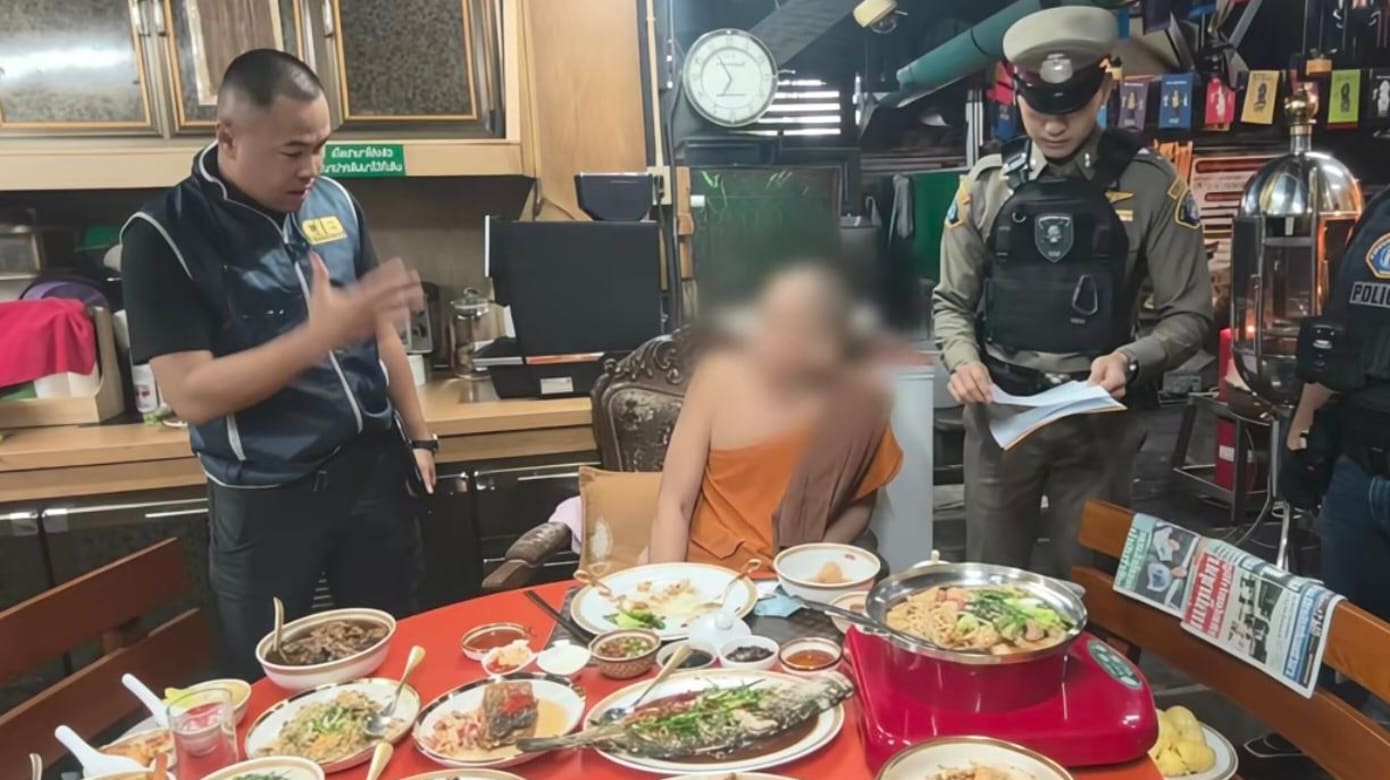 泰前住持被捕满桌佳肴抢镜 现金多到点钞机故障
