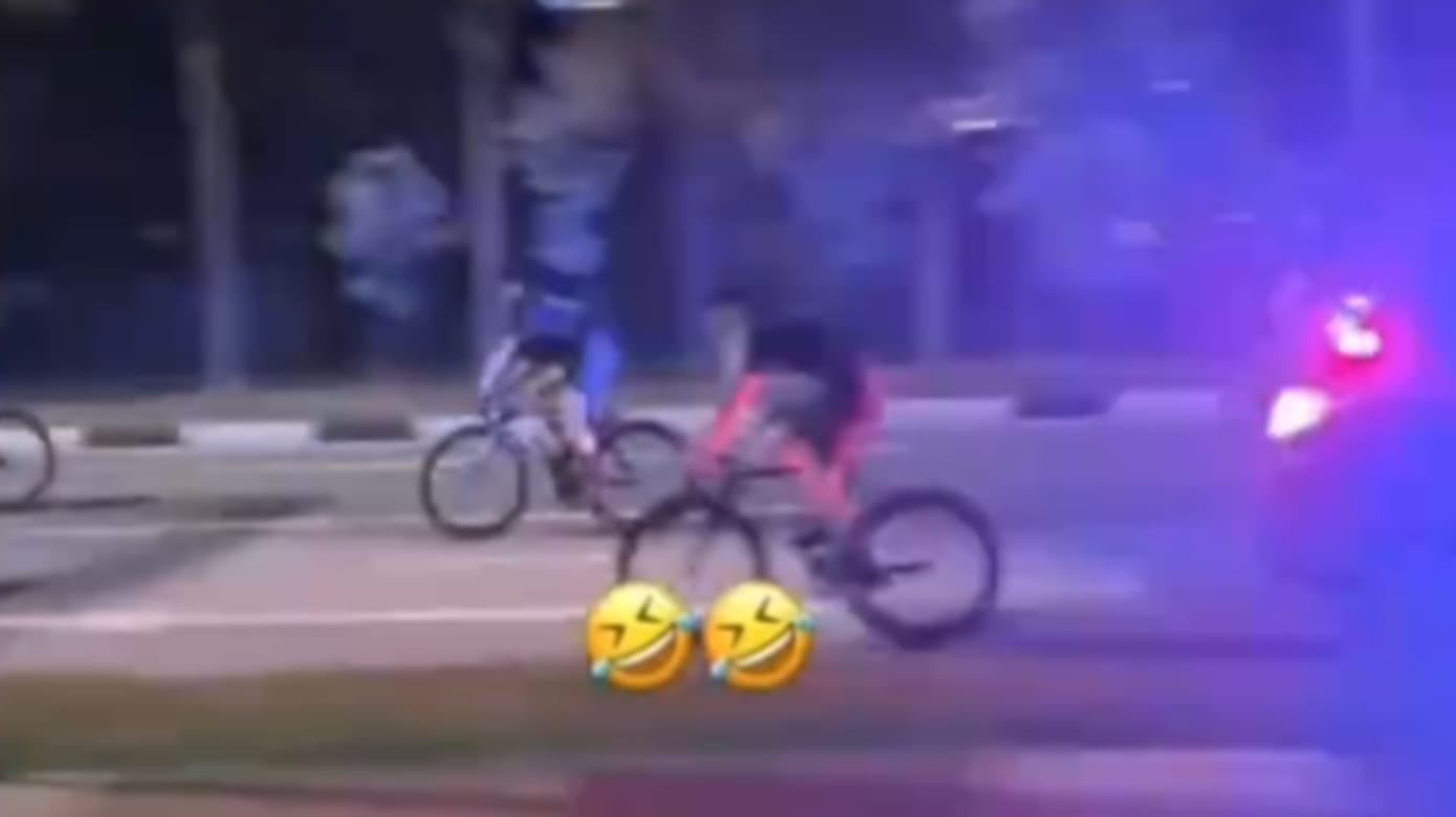 未戴头盔路上任意穿行 数名脚踏车骑士深夜与交警展开追逐战