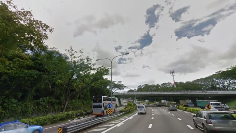 Pemandu teksi didakwa, tolak pemandu sehingga terjatuh ke dalam longkang semasa bertikai di PIE