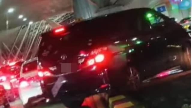 疑因不愿排队等通关 马国休旅车“越”堤插队惹议
