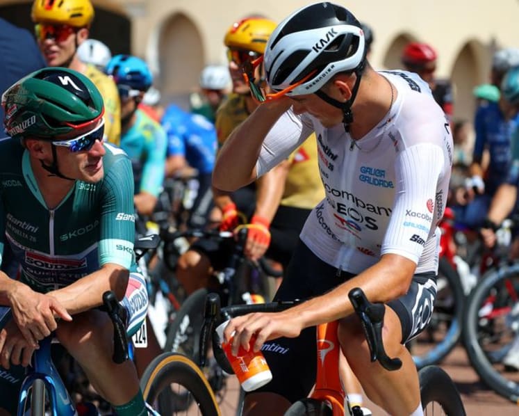 Hayter rips open shorts after Vuelta organisers hand him wrong size