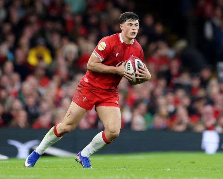 Rees-Zammit back on the wing for Wales