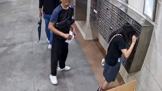 香港三男女用筷子偷夹信件 大厦商户担忧个人资料外泄