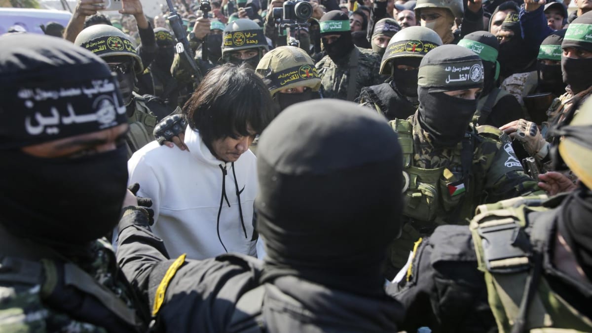 Israel delays prisoner release after chaotic hostage handover