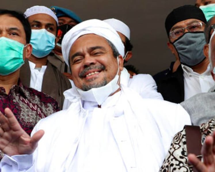 Indonesian cleric Rizieq Shihab turns himself in for COVID-19 violations