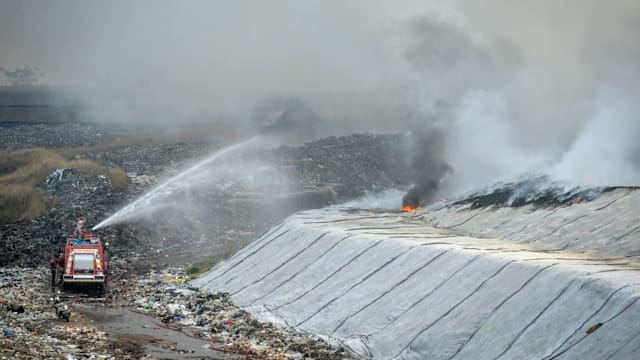 雅加达垃圾场大火持续逾一周 数百居民出现呼吸道疾病