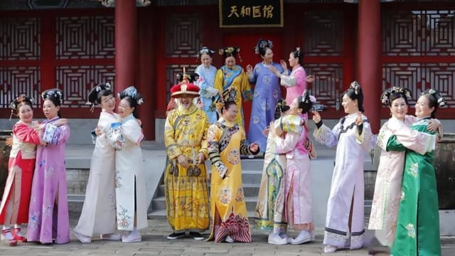 16阿姨+1大叔翻拍《甄嬛传》　观看率破百万！