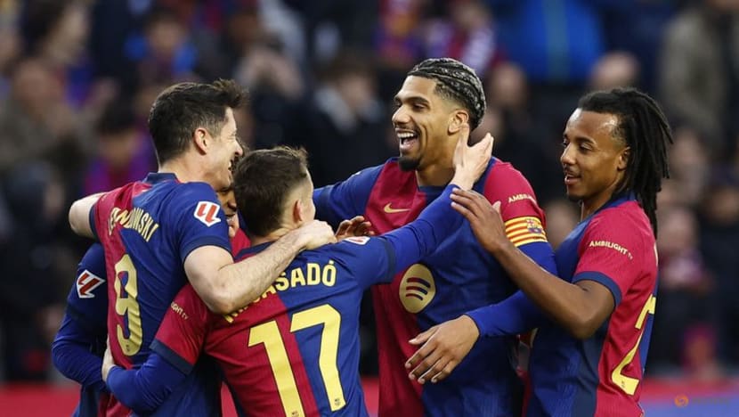 Barcelona reclaim top spot with 4-0 win over 10-man Sociedad