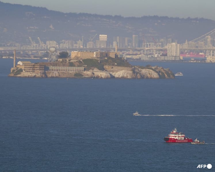One dead, 3 missing after boat sinks near San Francisco's Alcatraz