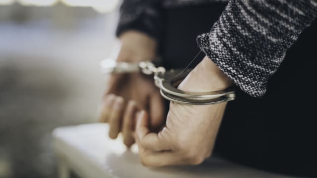 涉二度用枕头捂女儿口鼻使她窒息  34岁母亲被控