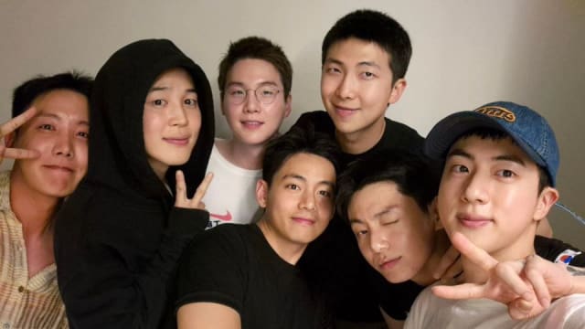 BTS全员合体！RM晒出7人黑色超短平头照