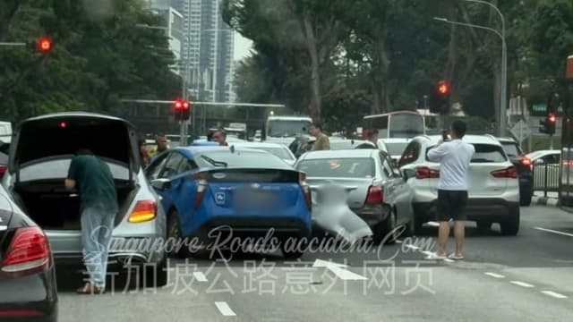 一天内第二起连环撞车祸 八车相撞两人送院