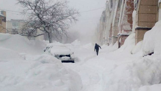 俄罗斯多地遭遇30年来最强降雪 两人被屋顶落雪压死