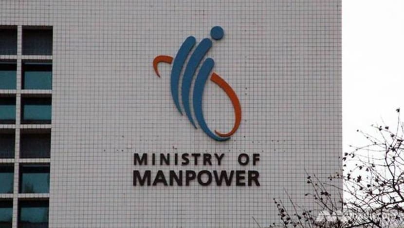 20 வெளிநாட்டவருக்கு சட்டவிரோதமாக வேலை அனுமதிக்கு ஏற்பாடு செய்ததாக நம்பப்படும் ஆடவர் 20 வெளிநாட்டவருக்கு சட்டவிரோதமாக வேலை அனுமதிக்கு ஏற்பாடு செய்ததாக நம்பப்படும் ஆடவர்