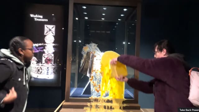 伦敦展柜遭泼蛋奶酱与苹果酥 帝国王冠遭激进示威者破坏企图