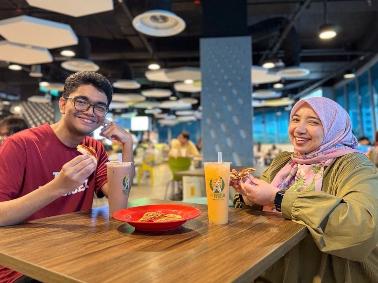 Ibu satu ini memutuskan untuk kembali ke bangku kuliah bersama putranya di usia 40
