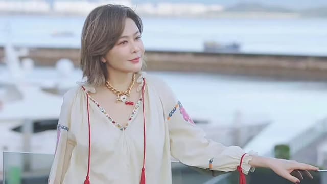 关之琳搭天星小轮过海　美貌惊艳维多利亚港