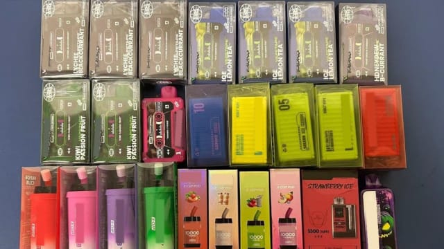 涉走私电子烟入境 四男被拦截接受调查