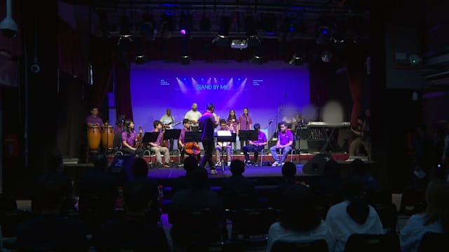 音乐跨越高墙 特需乐手与囚犯同台演出