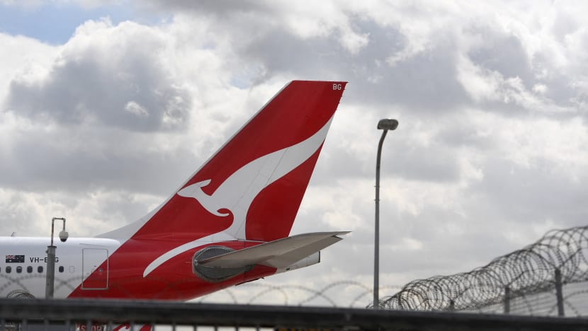 Pesawat Qantas dilencong setelah penumpang gigit kru kabin
