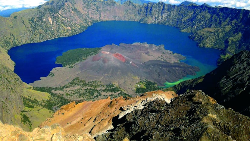 Indonesia closes airport on Lombok due to volcanic activity