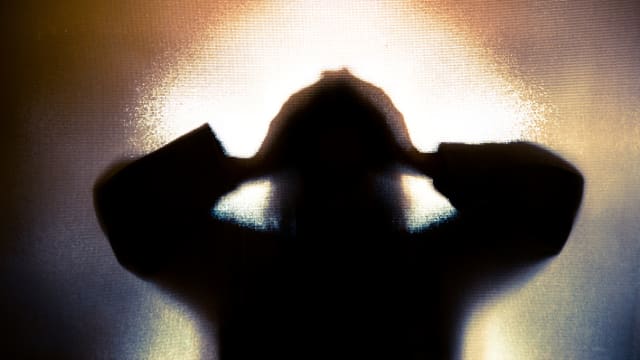 被指强奸继父好友的继女 男子不认罪案件开审