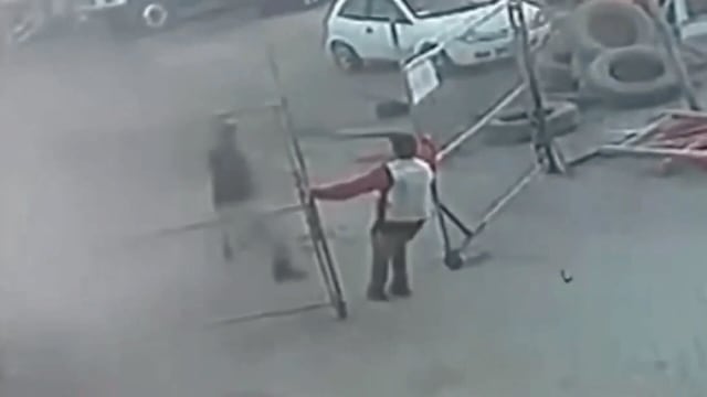 墨西哥男子触电命悬一线 同伴飞踢救他脱险