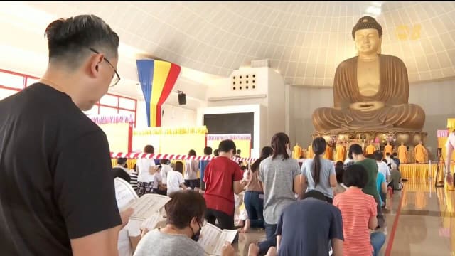 举办盂兰盆节超度法会寺院迎来近1万名信众