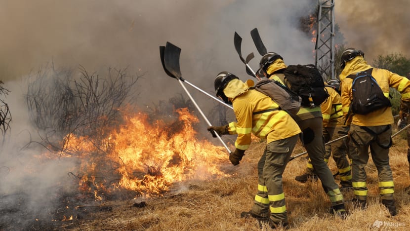 Winds complicate wildfire battle in Spain