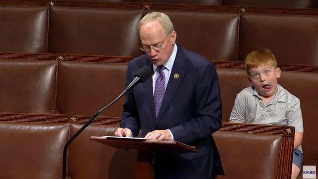 美议员国会上帮特朗普开脱 六岁儿在背后扮鬼脸抢镜