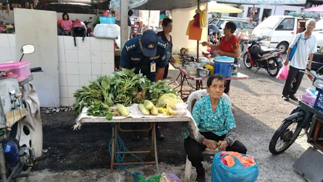 马国九旬老妇无照摆摊卖菜遭罚 好心路人代缴