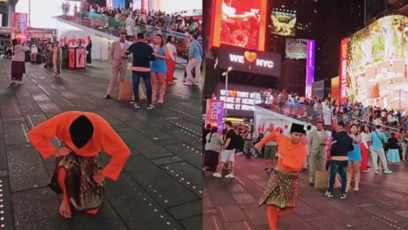 Lelaki lengkap berpakaian Baju Melayu ini tambat hati netizen dengan persembahan tarian zapin di Times Square