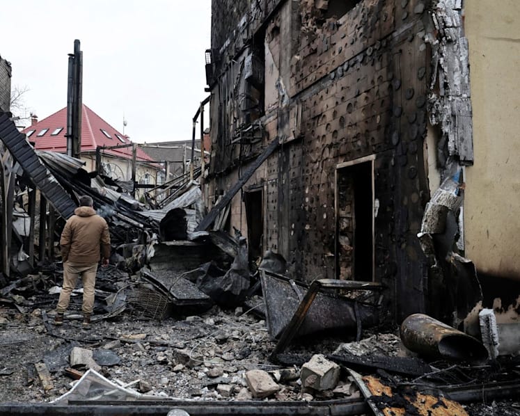 Zelenskyy talks with allies en route to US as Russia pummels Ukraine