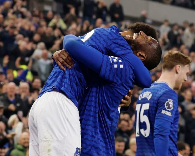 Rosenior bemoans 'cheap goals' as Everton thump Chelsea
