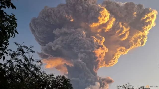 受印尼勒沃托比火山喷发影响 峇厘岛所有航班已全面恢复