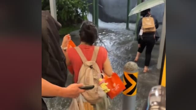 全岛大雨不断淡滨尼9道出现积水 网上也流传不少旧视频