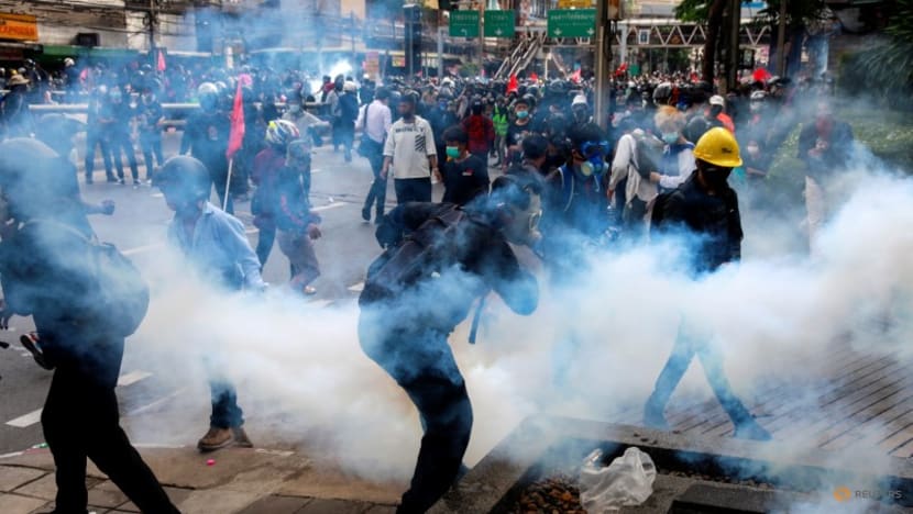 Thai anti-government protesters clash with police in Bangkok 