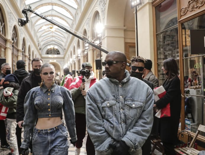 APE MOWAX NIGO ルイヴィトン KENZO Star-filled Louis Vuitton show unveils East-meets-West