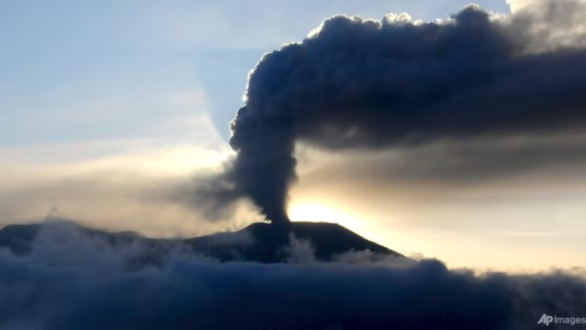 Kepulan asap sekali lagi dilihat di Gunung Merapi, orang ramai dinasihat jangka semburan abu