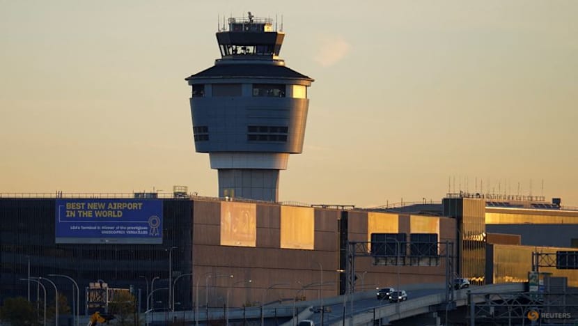 Lawmakers ask FAA to pause use of new AI tool in DC-area flight management