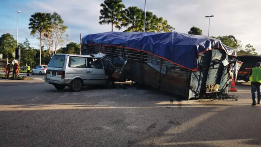 Peniaga sayur maut, isteri dan anak cedera dalam kemalangan melibatkan sebuah treler Peniaga sayur maut, isteri dan anak cedera dalam kemalangan melibatkan sebuah treler