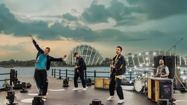 Coldplay “Man in The Moon”MV狮城取景，难忘滨海湾水中央开趴！