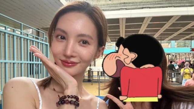 “姐姐”金晨游狮城　粉丝合照超大方！
